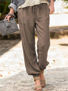 Damenhose aus Leinen in Beige, ideal für den Sommer. Stilvolle, luftige Passform, perfekt für Freizeit und Strand. Trendige Sommermode.