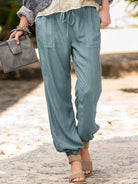 Stilvolle Sommerhose in Blaugrün, lässig und bequem, ideal für warme Tage. Perfekt kombiniert mit Sandalen und modischer Handtasche.
