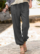 Damenhose aus Leinen in Dunkelgrau, lässig und stilvoll für den Sommer. Perfekt für Freizeit und Strand. Bequem und modisch.