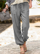 Stilvolle graue Sommerhose für Damen, lässig und bequem, ideal für Freizeitmode. Perfekt kombiniert mit Sandalen und Accessoires.