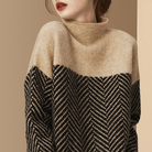 Eleganter brauner Pullover mit Zickzackmuster, hoher Kragen, modisch und warm, ideal für Herbstmode. Perfekt für stilvolle Outfits.