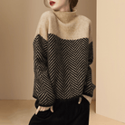 Eleganter brauner Pullover mit Fischgrätenmuster, hoher Kragen, modisch und warm, ideal für Herbstmode. Damenbekleidung, stilvoll und bequem.