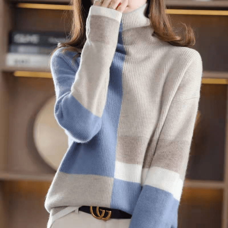 Stylischer Damen-Winterpullover mit Rollkragen, blau-beige kariert, weiches Material, ideal für kalte Tage, modisch und bequem.