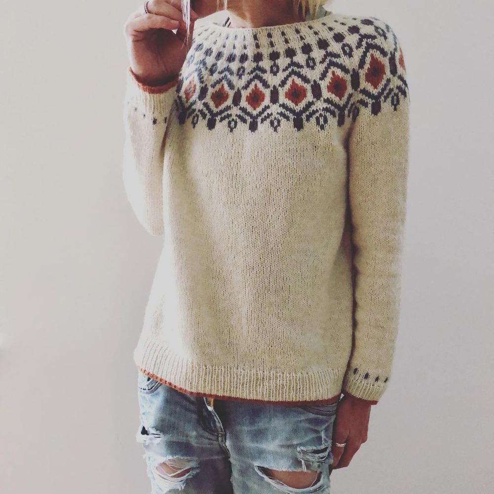 Beiger Strickpullover mit nordischem Muster, Damenmode, handgefertigt, gemütlich, Herbst-Winter-Trend, nachhaltige Kleidung, NewBerlin.