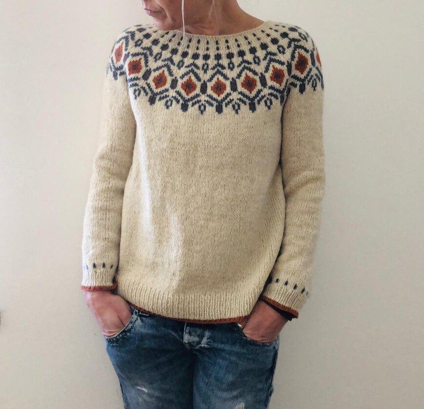 Einzigartiger Pullover mit nordischem Muster, handgestrickt, beige mit bunten Details, ideal für Herbstmode und gemütliche Wintertage.