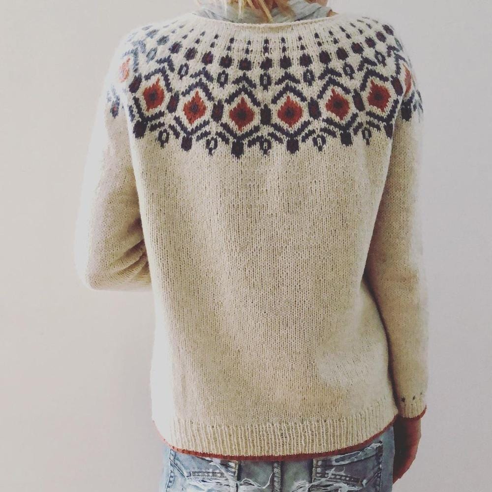 Einzigartiger Pullover mit nordischem Muster, handgestrickt, beige mit bunten Details. Perfekt für Herbstmode und stilvolle Outfits.