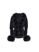 Schwarze Jacke mit luxuriösem Kunstpelzkragen und -manschetten, modisch und elegant, ideal für Herbst- und Wintermode.