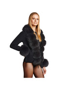 Schwarze Jacke mit luxuriösen Pelzmanschetten und Kragen, elegantes Design, hochwertige Mode, ideal für stilvolle Winteroutfits.