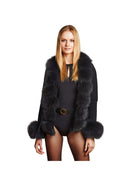 Schwarze Jacke mit Pelzmanschetten und Pelzkragen, elegantes Design, Damenmode, luxuriöse Oberbekleidung, stilvoll und modern.