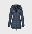 Dunkelblaue Damen-Steppjacke mit Kapuze, Reißverschluss und tailliertem Schnitt. Perfekt für Wintermode und Outdoor-Aktivitäten.