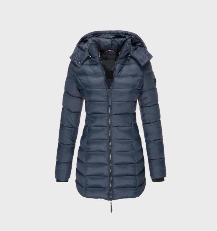 Dunkelblaue Damen-Steppjacke mit Kapuze, Reißverschluss und tailliertem Schnitt. Perfekt für Wintermode und Outdoor-Aktivitäten.
