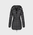 Schwarze Damen-Daunenjacke mit Kapuze, Reißverschluss und Steppdesign. Ideal für Wintermode, warm und stilvoll. Perfekt für kalte Tage.