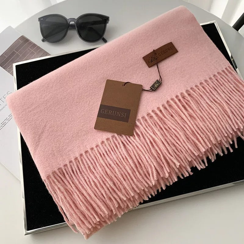 Weicher rosa Schal mit Fransen aus Kaschmir, elegant verpackt in einer Geschenkbox. Perfekt für stilvolle Wintermode und luxuriöse Accessoires.