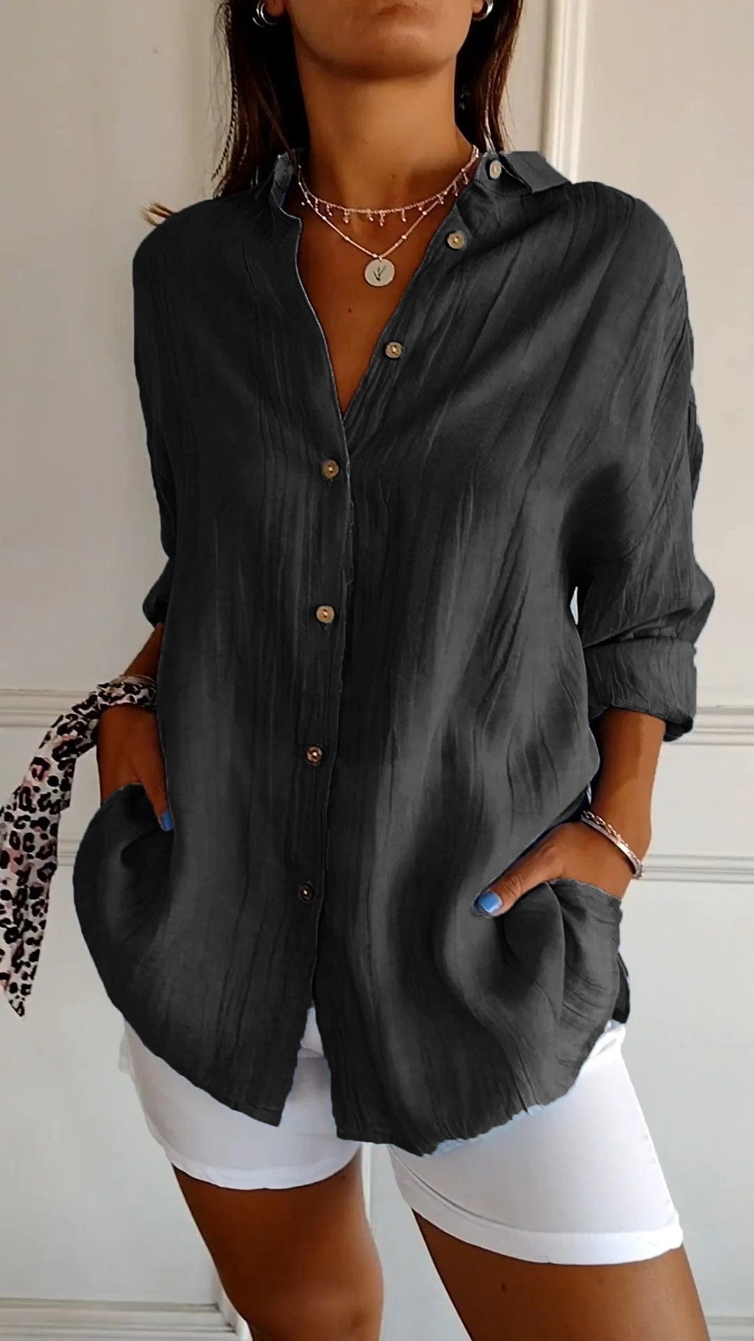 Elegantes Damenhemd in Schwarz, lässig geschnitten, mit Knopfleiste und langen Ärmeln. Perfekt für modische Freizeit- und Büro-Outfits.