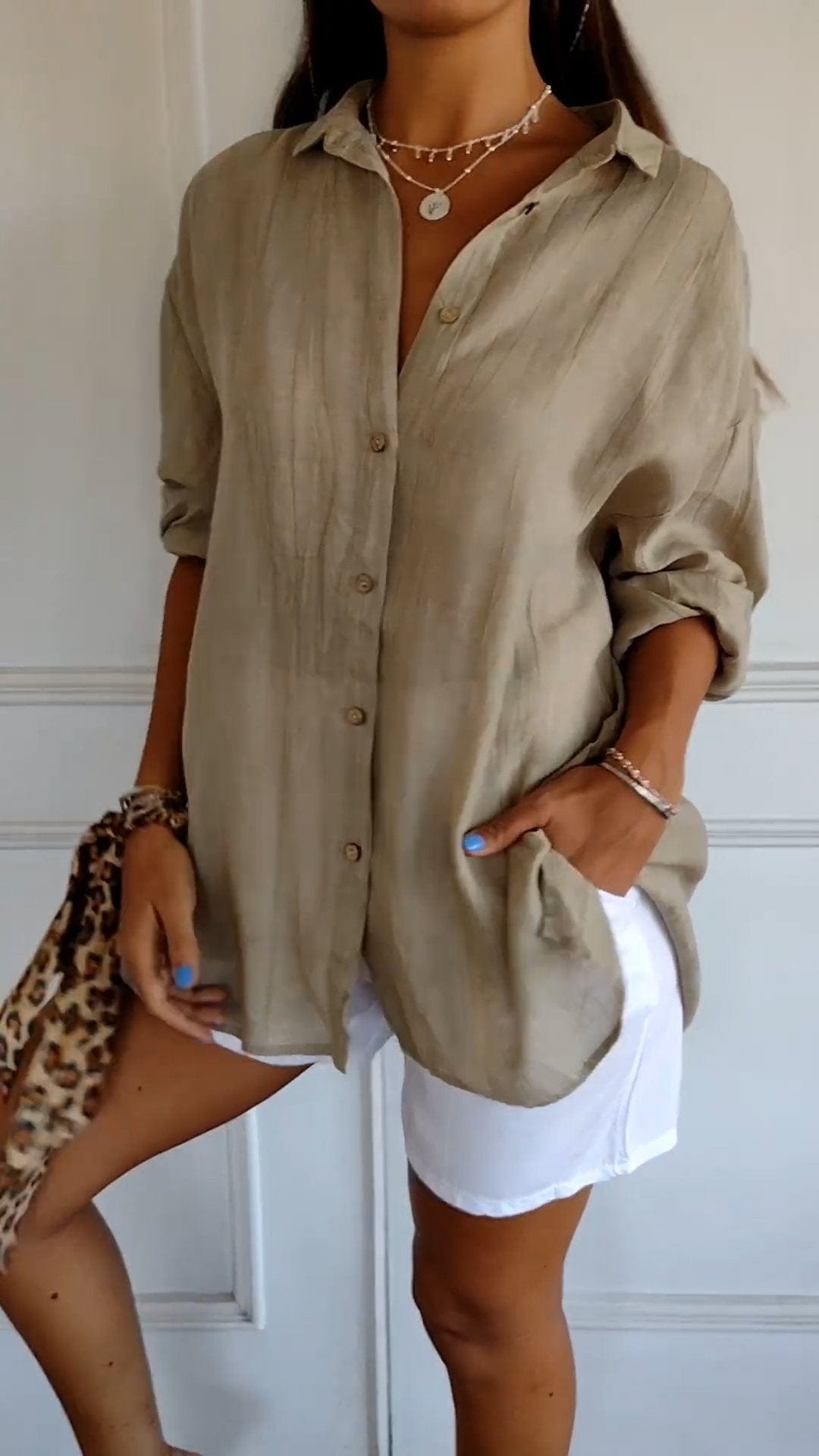 Damenmode: Beige Leinenbluse, lässig und elegant, kombiniert mit weißen Shorts. Perfekt für Sommeroutfits und Freizeitlooks.