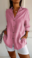Damenmode: Lässige rosa Bluse mit Knopfleiste, ideal für Sommeroutfits. Perfekt kombiniert mit weißen Shorts. Trendige Freizeitkleidung.