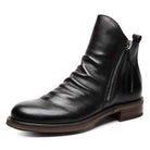 Schwarzer Lederstiefel mit seitlichem Reißverschluss, elegantes Design, ideal für Herrenmode. Hochwertige Materialien, stilvoll und modern.