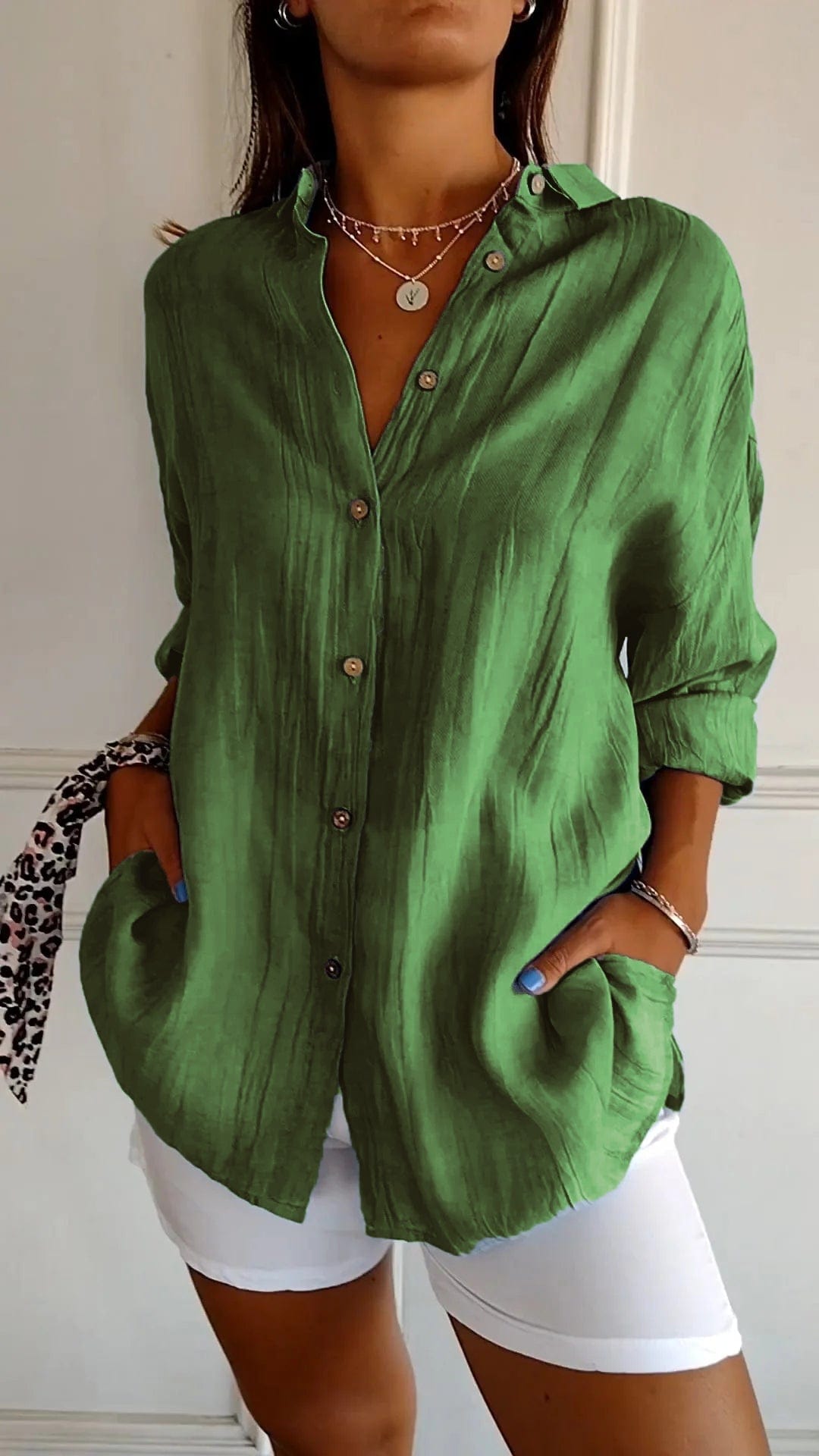 Grünes Leinenhemd für Damen, lässig und stilvoll, mit Knopfleiste und langen Ärmeln. Perfekt für Sommermode und Freizeitoutfits.