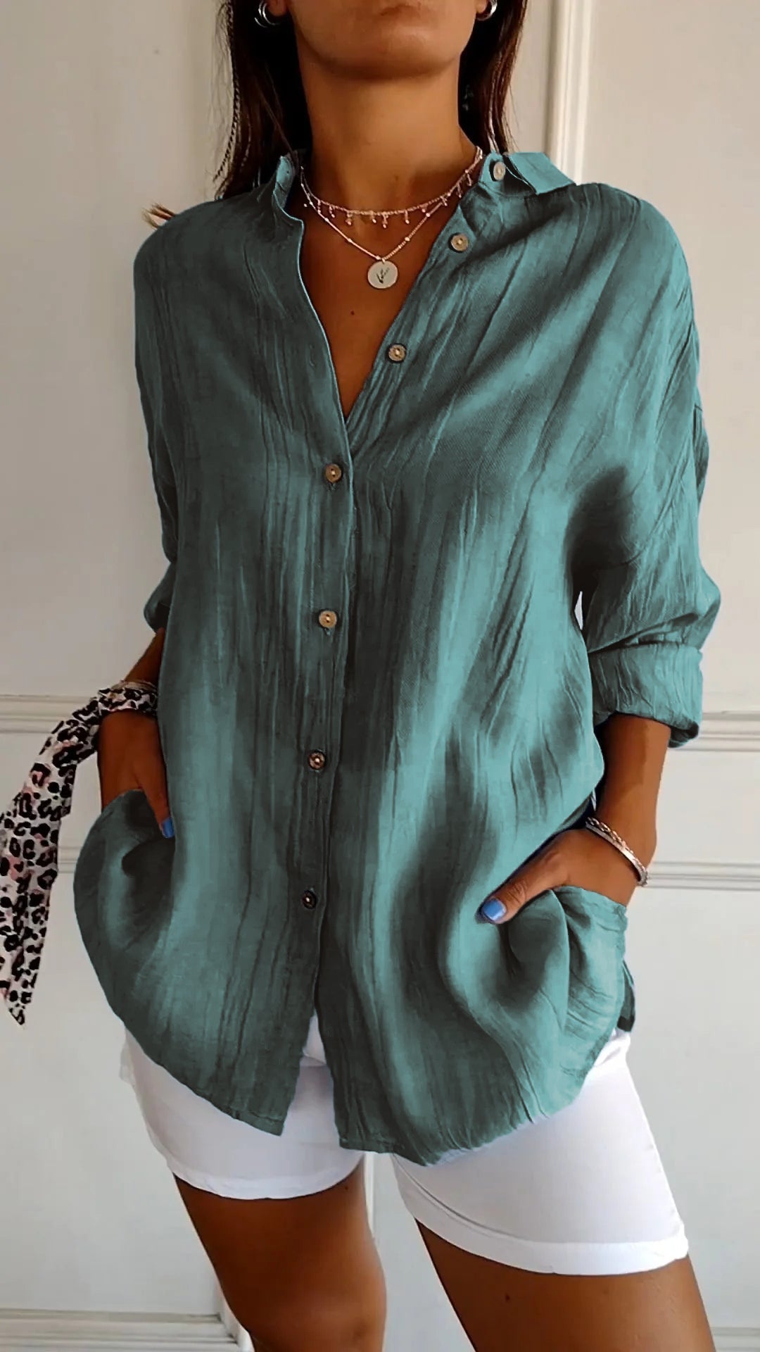 Damenbluse aus Leinen in Türkis, lässig, mit Knopfleiste, ideal für Sommermode.