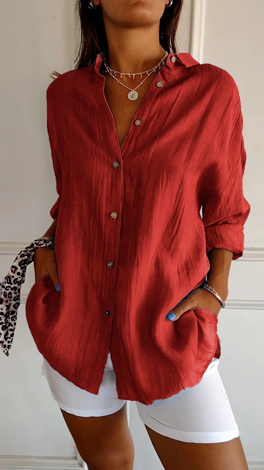Rote Damenbluse aus Leinen, lässig und elegant, mit Knopfleiste und langen Ärmeln. Perfekt für modische Freizeit- und Büro-Outfits.