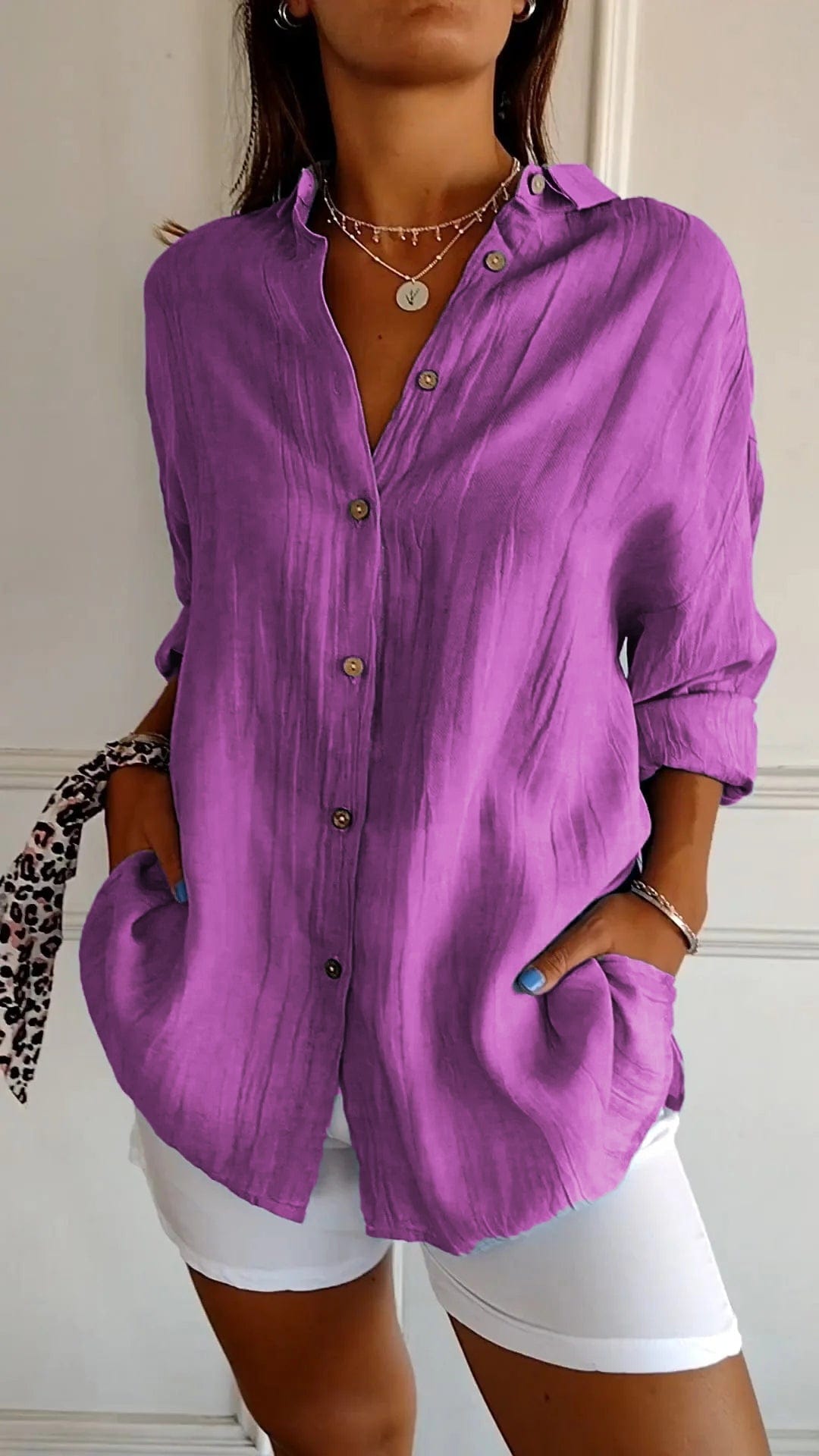 Lila Damenbluse aus Leinen, lässig und elegant, mit Knopfleiste und langen Ärmeln. Perfekt für Sommermode und Freizeitoutfits.