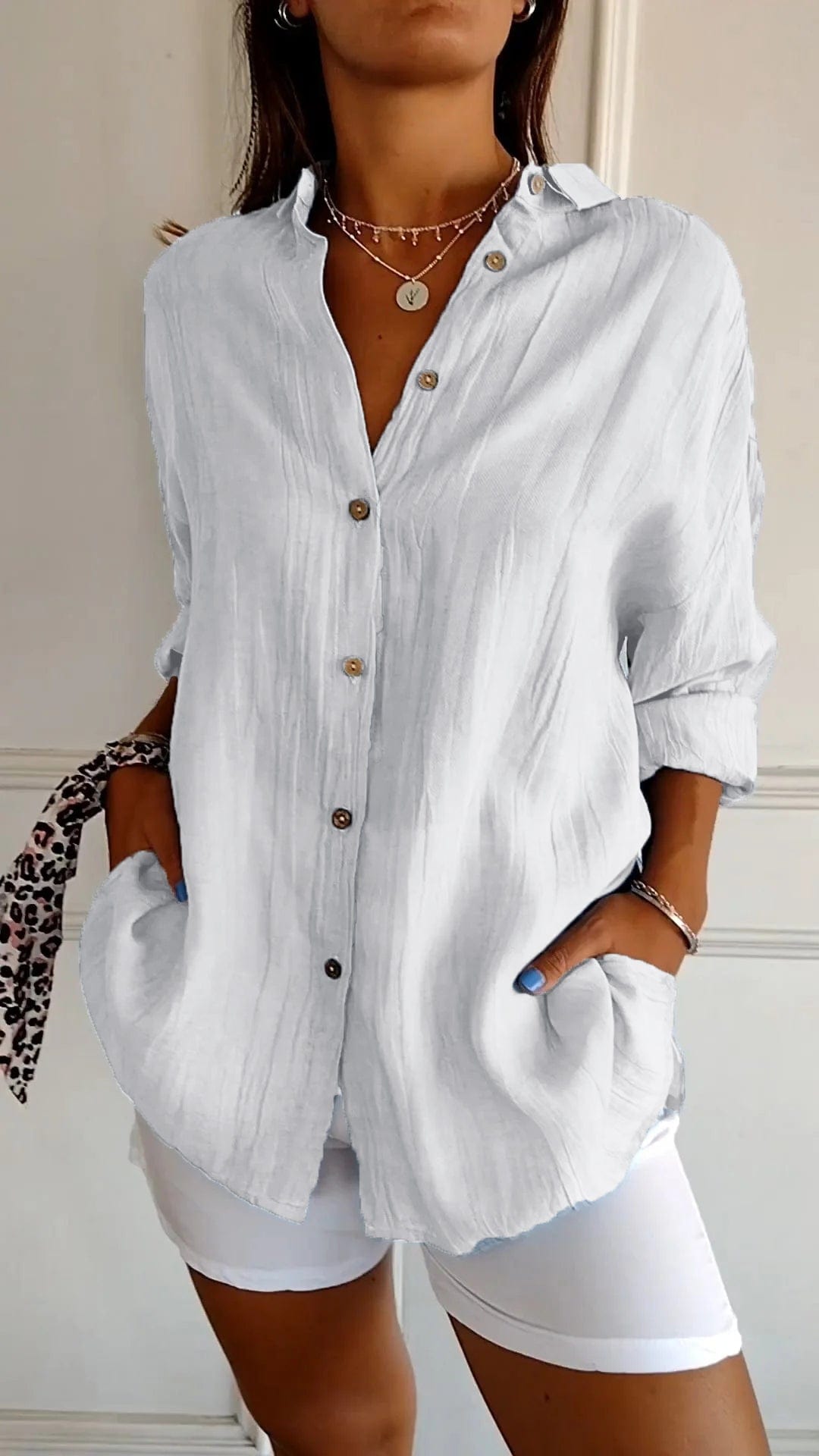 Damenbluse aus Leinen in Weiß, lässig und elegant, mit Knopfleiste und langen Ärmeln. Perfekt für Sommermode und Freizeitoutfits.
