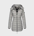 Damen Winterjacke, grau, mit Kapuze und Reißverschluss. Leicht, warm, ideal für kalte Tage. Perfekt für stilvolle Wintermode.