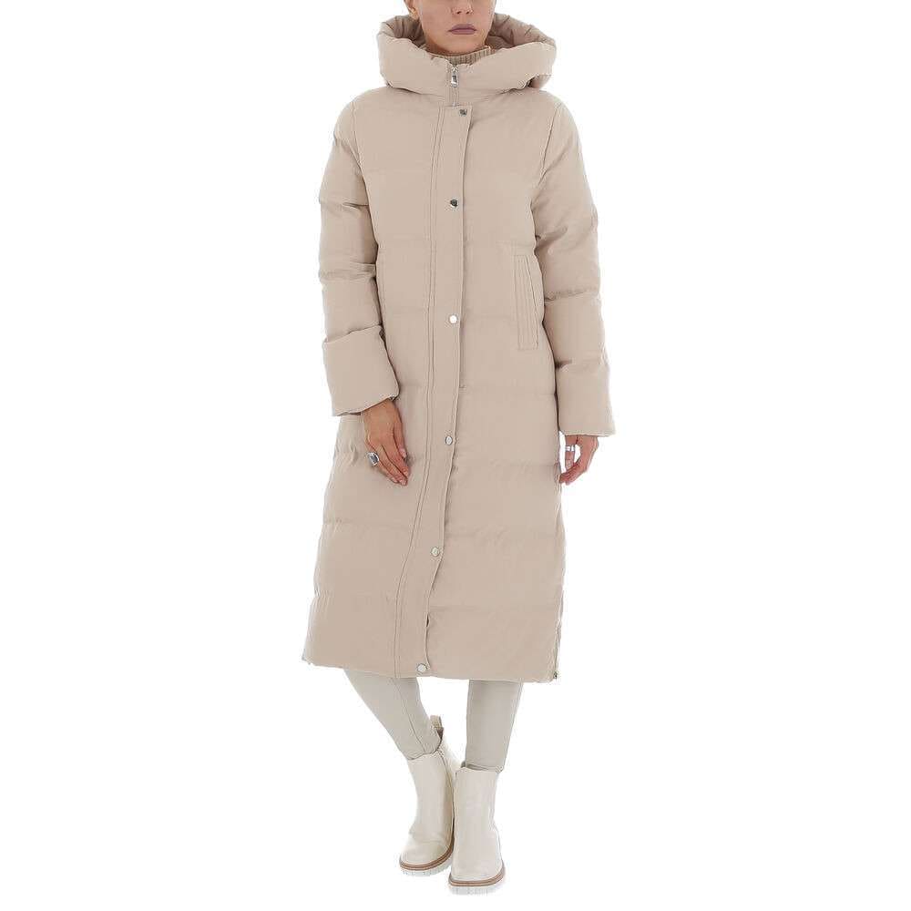 Langer, beiger Daunenmantel für Damen mit Kapuze, ideal für Wintermode. Stilvoller, warmer Mantel, perfekt für kalte Tage und trendige Outfits.