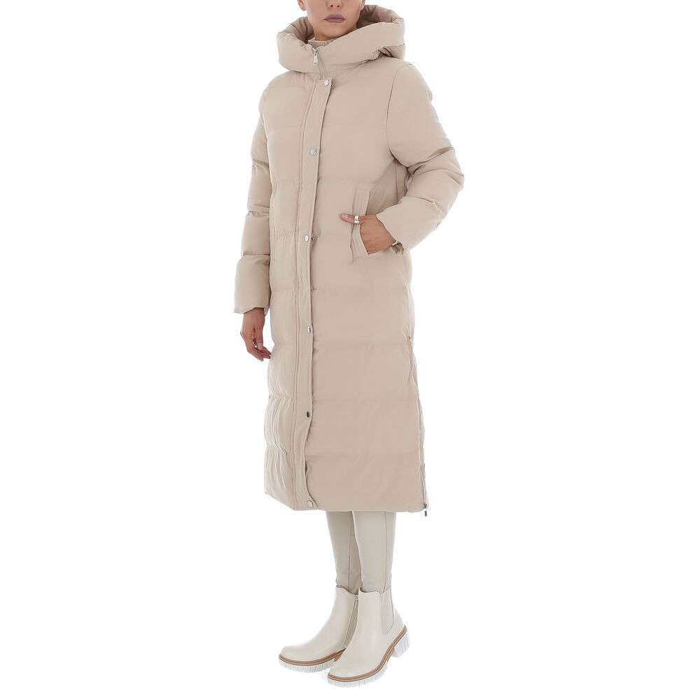 Damen Wintermantel beige, lang, mit Kapuze. Eleganter, warmer Daunenmantel für kalte Tage. Perfekt für stilvolle Wintermode und Outdoor-Aktivitäten.