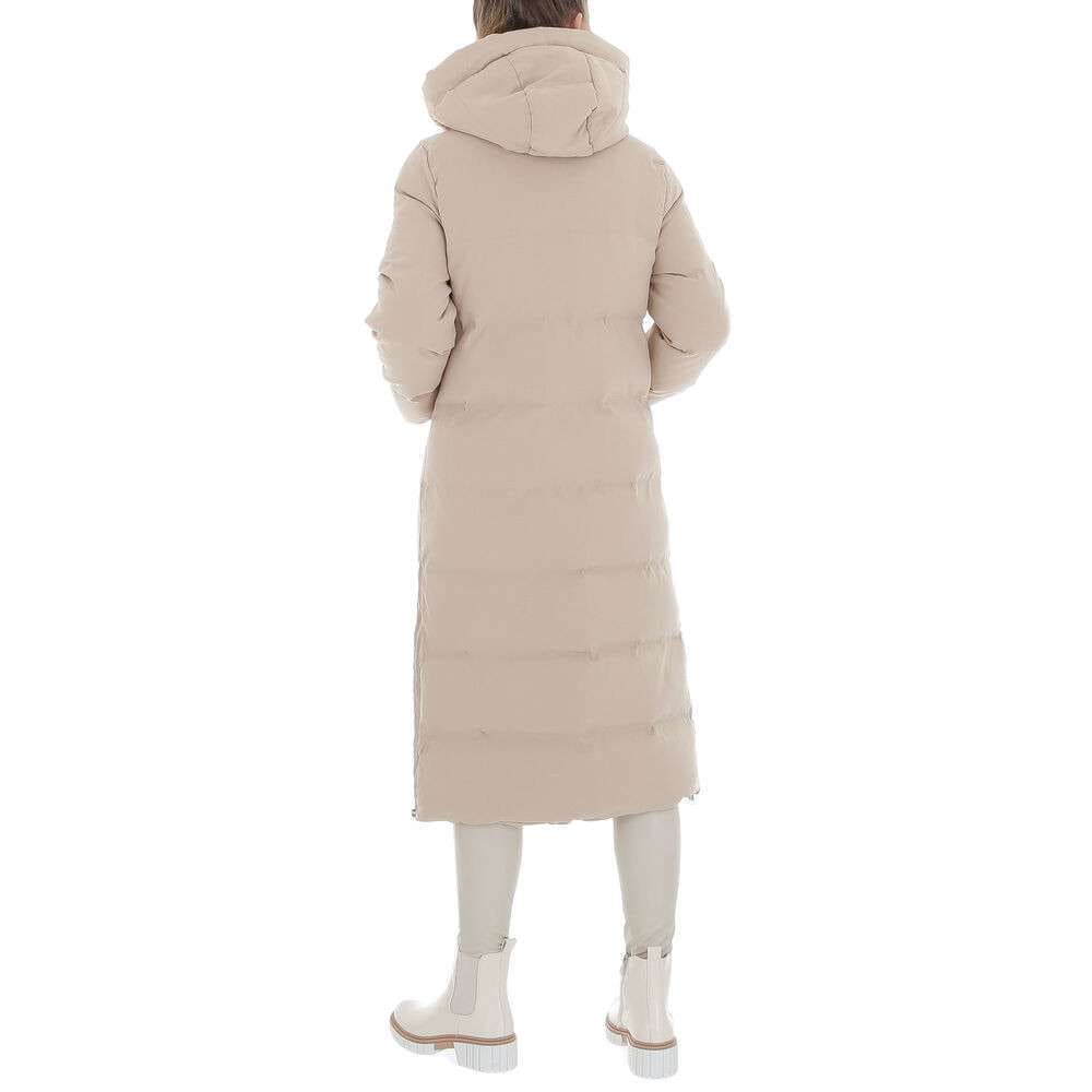 Langer, beiger Daunenmantel mit Kapuze, ideal für Wintermode. Stilvoller, warmer Mantel für Damen, perfekt für kalte Tage und modische Outfits.