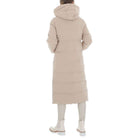 Langer, beiger Daunenmantel mit Kapuze, ideal für Wintermode. Stilvoller, warmer Mantel für Damen, perfekt für kalte Tage und modische Outfits.
