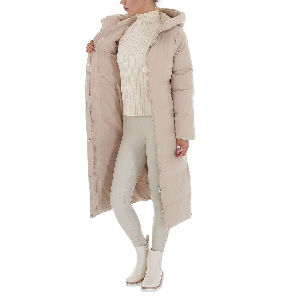 Beiger Damen-Daunenmantel mit Kapuze, ideal für Wintermode. Langer, gesteppter Mantel, warm und stilvoll, perfekt für kalte Tage.