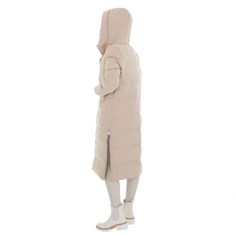 Langer, beiger Daunenmantel mit Kapuze, ideal für Wintermode. Stilvoller, warmer Mantel für Damen, perfekt für kalte Tage und Outdoor-Aktivitäten.