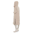 Langer, beiger Daunenmantel mit Kapuze, ideal für Wintermode. Stilvoller, warmer Mantel für Damen, perfekt für kalte Tage und Outdoor-Aktivitäten.
