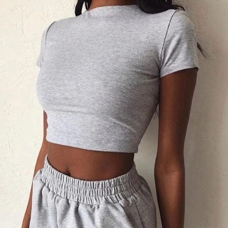 Graues Sportset für Damen, bestehend aus kurzem T-Shirt und Jogginghose. Ideal für Fitness, Loungewear und Freizeit. Bequem und stilvoll.