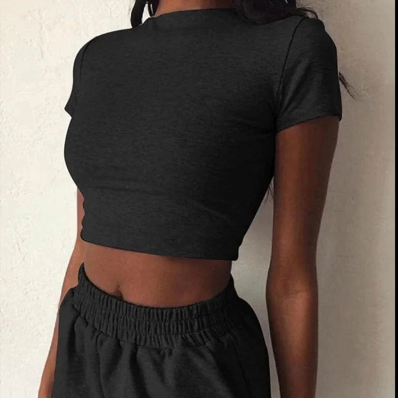 Klassisches schwarzes Sportset für Damen, bestehend aus kurzem T-Shirt und bequemer Hose. Perfekt für Fitness, Yoga und Freizeit.
