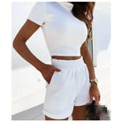 Klassisches weißes Sportset für Damen, bestehend aus kurzem T-Shirt und Shorts. Perfekt für Sommer, Fitness und Freizeit. Hochwertige Materialien.
