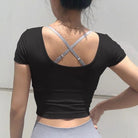 Klassisches Sporttop mit kurzen Ärmeln, schwarzes Design, Rückenausschnitt mit überkreuzten Trägern, ideal für Fitness und Yoga.