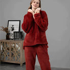 Damen-Fleece-Set in Rot, gemütlich und stilvoll, ideal für kalte Tage. Perfekt als Lounge-Wear oder Pyjama. Weiches Material, modisches Design.