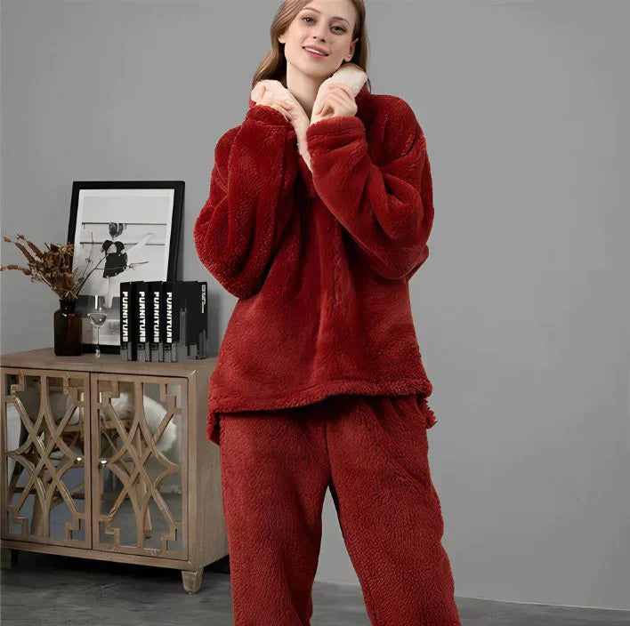 Damen-Fleece-Set in Rot, gemütlich und stilvoll, ideal für kalte Tage. Perfekt als Lounge-Wear oder Pyjama. Weiches Material, modisches Design.