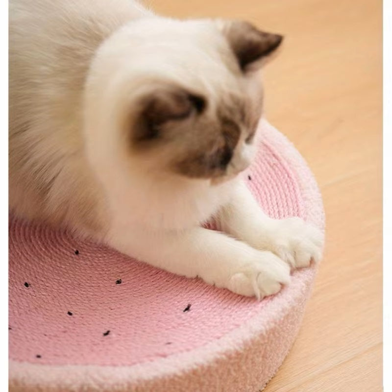 Katzenbett aus rosa Stoff mit Kratzfunktion, ideal für Katzenpflege. Weiches Material, rundes Design, perfekt für Katzen zum Entspannen.
