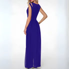 Frau in elegantem, langem, blauem Abendkleid mit Schlitz, Rückansicht, Modefotografie.