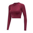 Rotes Sporttop mit Mesh-Rücken, langärmelig, kurz geschnitten. Ideal für Fitness, Yoga und Sport. Atmungsaktiv und stylisch.