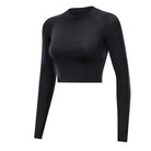 Schwarzes Sporttop mit Mesh-Rücken, langärmelig, kurz geschnitten. Ideal für Fitness, Yoga und Sport. Atmungsaktiv und stylisch.