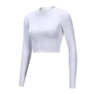 Weißes kurzes Sporttop mit Mesh-Rücken, langärmlig, ideal für Fitness und Yoga. Atmungsaktives Material, modisch und funktional.