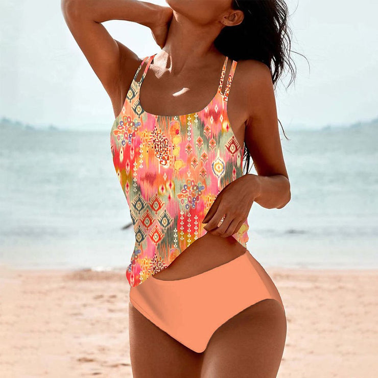 Frau im bunten Badeanzug am Strand, Sommermode, Strandbekleidung, trendiger Einteiler, farbenfrohes Design, Urlaub, Bademode für Damen.