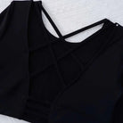Langärmliges Sportshirt in Schwarz mit stilvollen Rückenstreifen, ideal für Fitness und Yoga. Atmungsaktiv, bequem und modisch.
