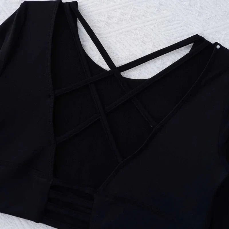 Langärmliges Sportshirt in Schwarz mit stilvollen Rückenstreifen, ideal für Fitness und Yoga. Atmungsaktiv, bequem und modisch.