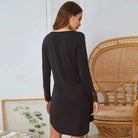 Langes schwarzes Nachthemd mit Spitzenärmeln, Damenmode, bequemes Schlafkleid, elegantes Design, ideal für Nachtwäsche und Loungewear.