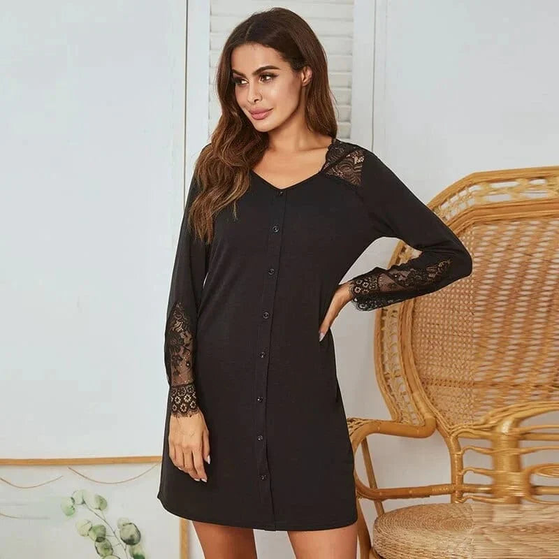 Damen Nachthemd langärmelig, schwarz mit Spitzenakzenten, Knopfleiste. Bequemes Nachtkleid, ideal für stilvolle Nachtwäsche.